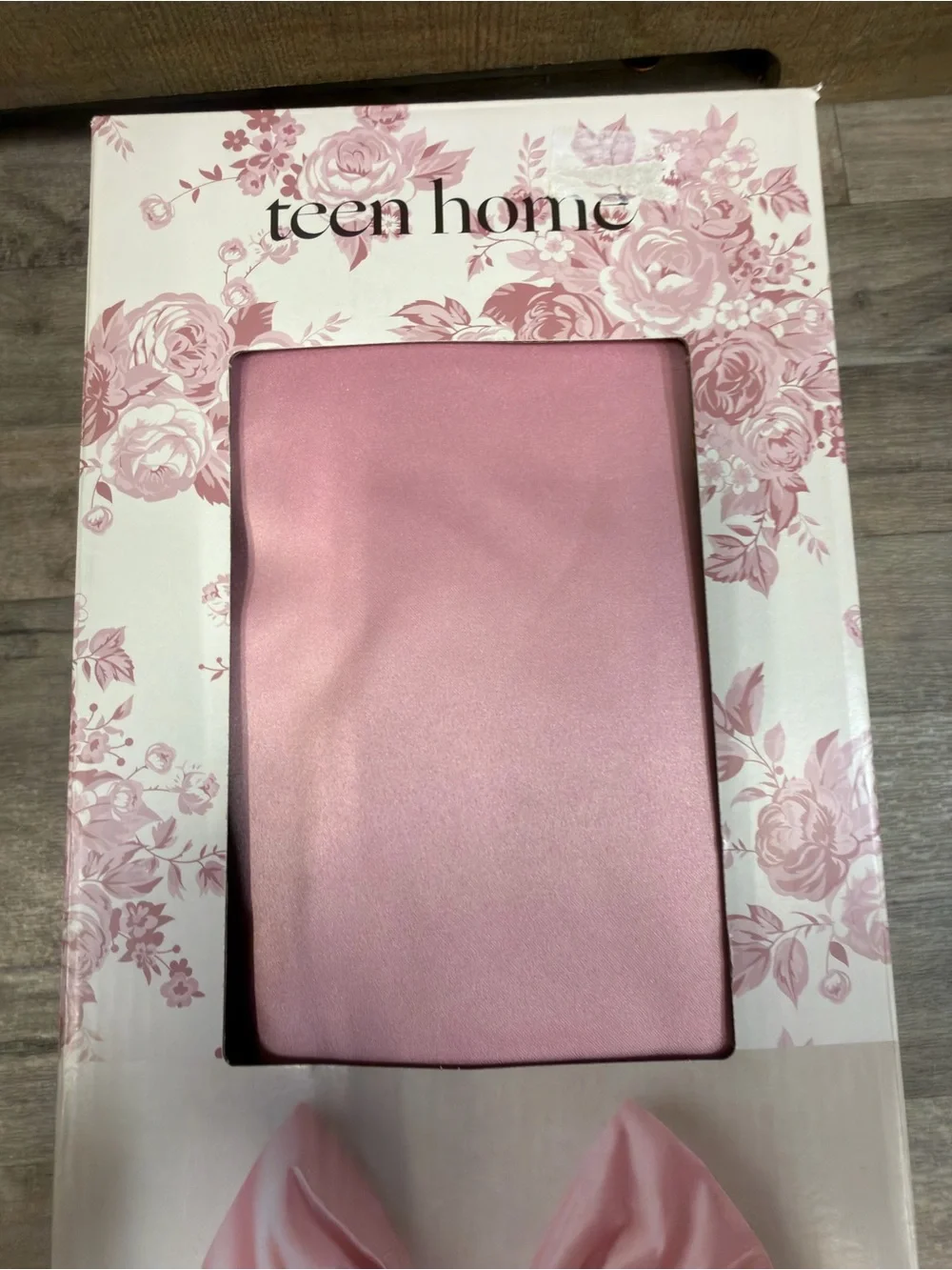 NIB Teen Home Pink Satin Bow Wall Hanging 53” x 45”